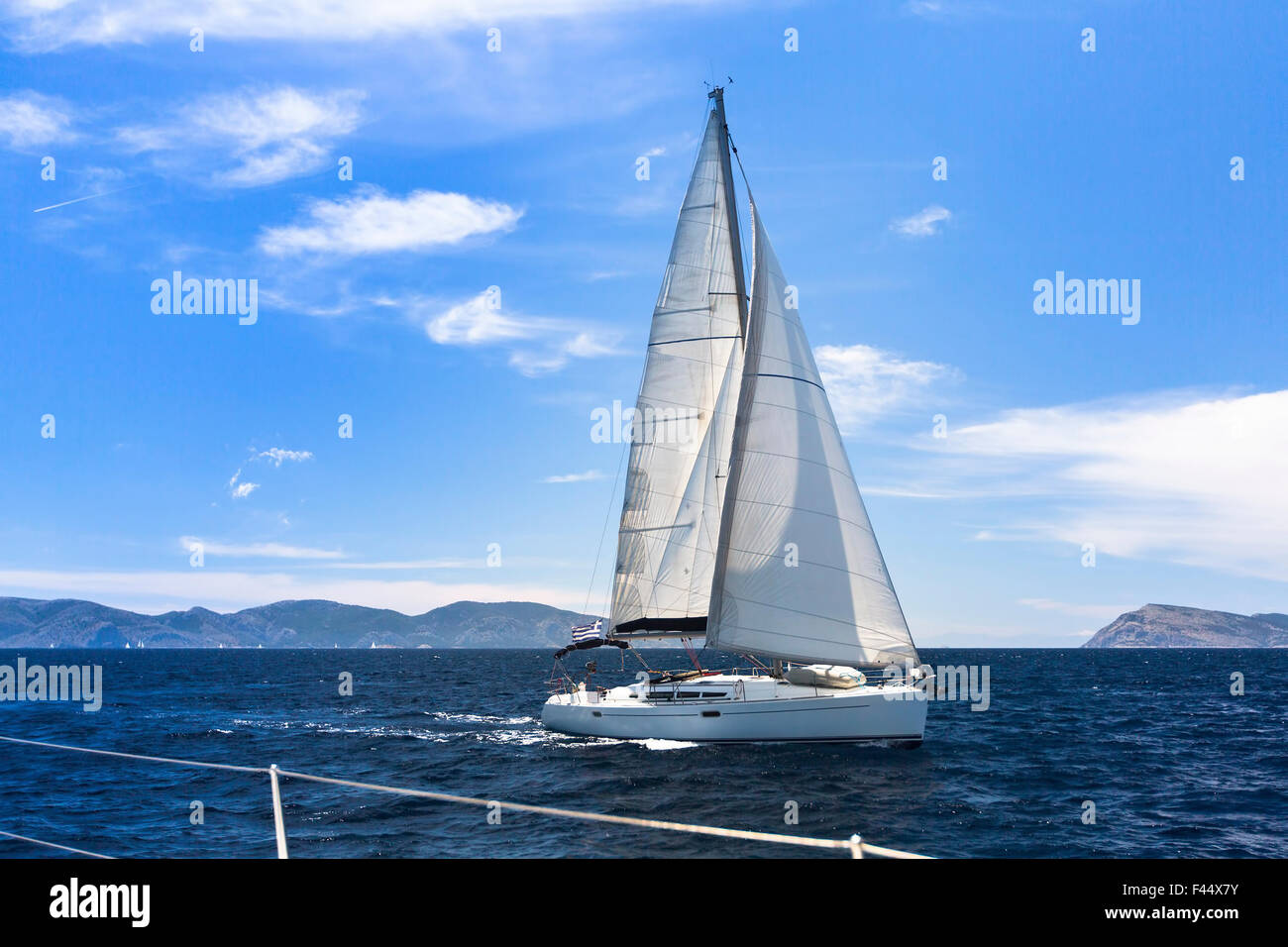Yachts bateau à voiles blanches dans la mer. Yacht à voile à la course. Bateaux de luxe. Banque D'Images