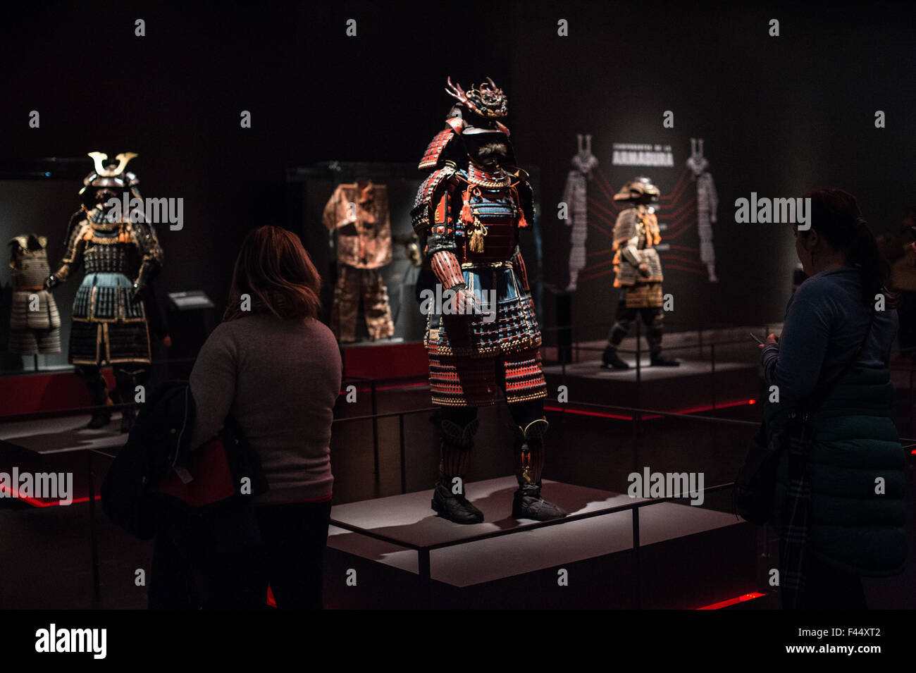 Santiago. 14Th Oct, 2015. Personnes visitent l'exposition 'Samurai' armure japonaise : au centre culturel de la Moneda, à Santiago, capitale du Chili, le crédit d'octobre : Jorge Villegas/Xinhua/Alamy Live News Banque D'Images