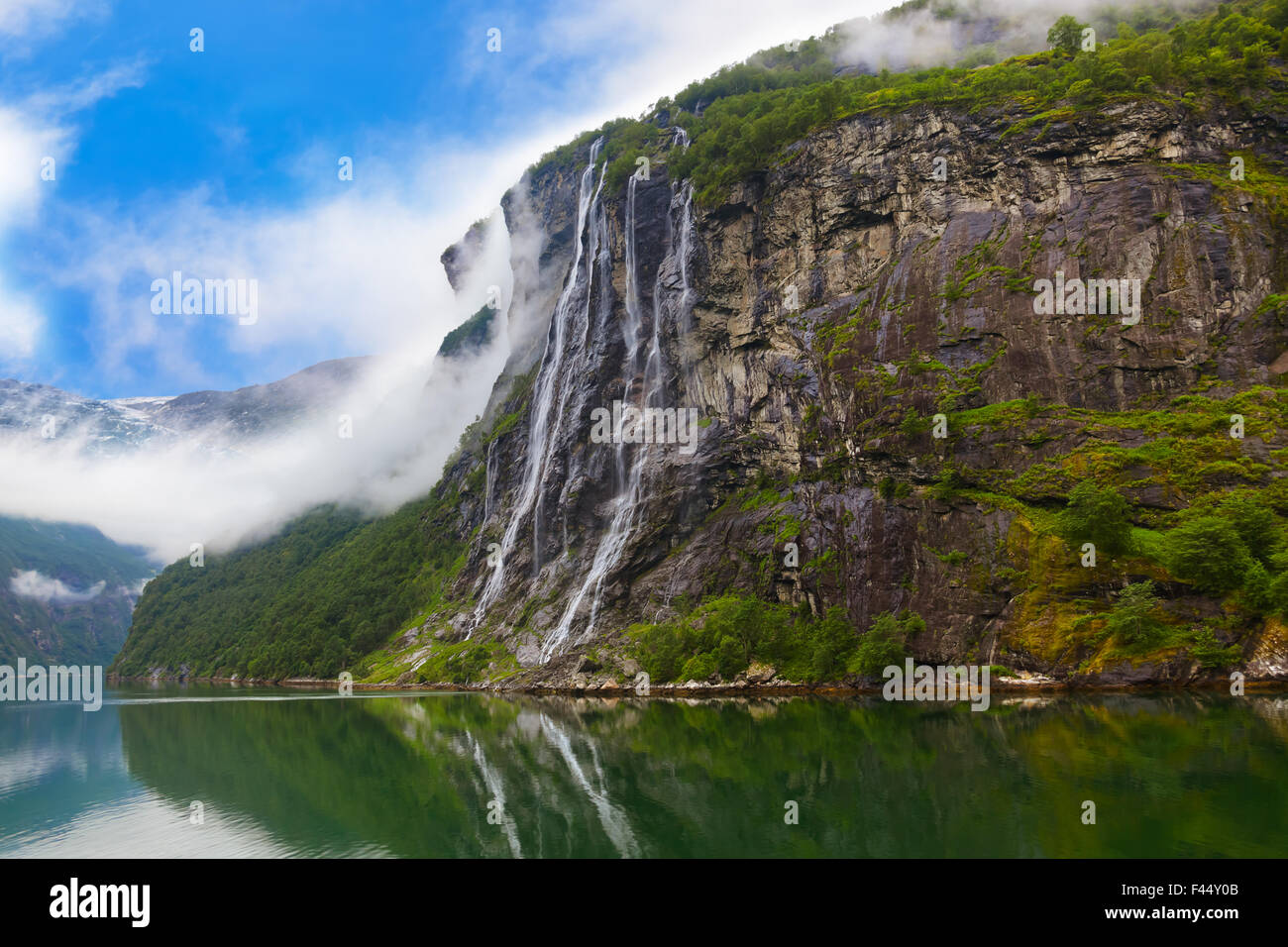 Cascade dans le fjord de Geiranger en Norvège Banque D'Images