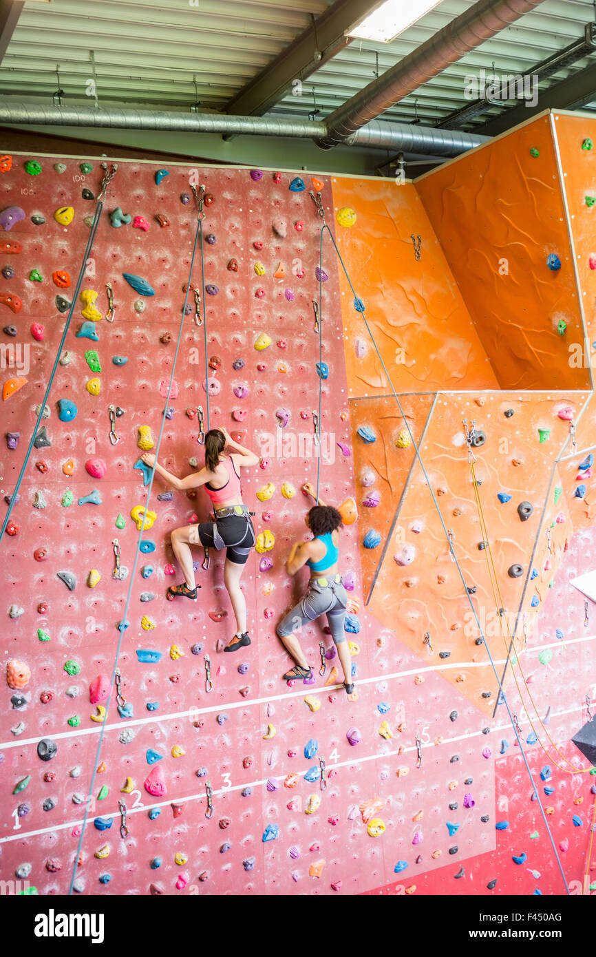 La femme de l'escalade à l'intérieur Banque D'Images