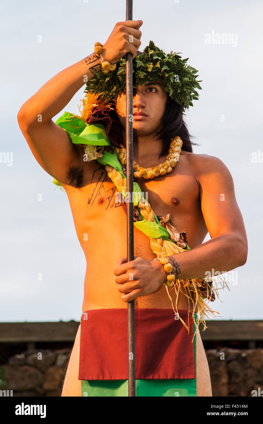 Les hommes autochtones effectuant la danse traditionnelle hawaïenne à Lua, Big Island, Hawaii, USA Banque D'Images