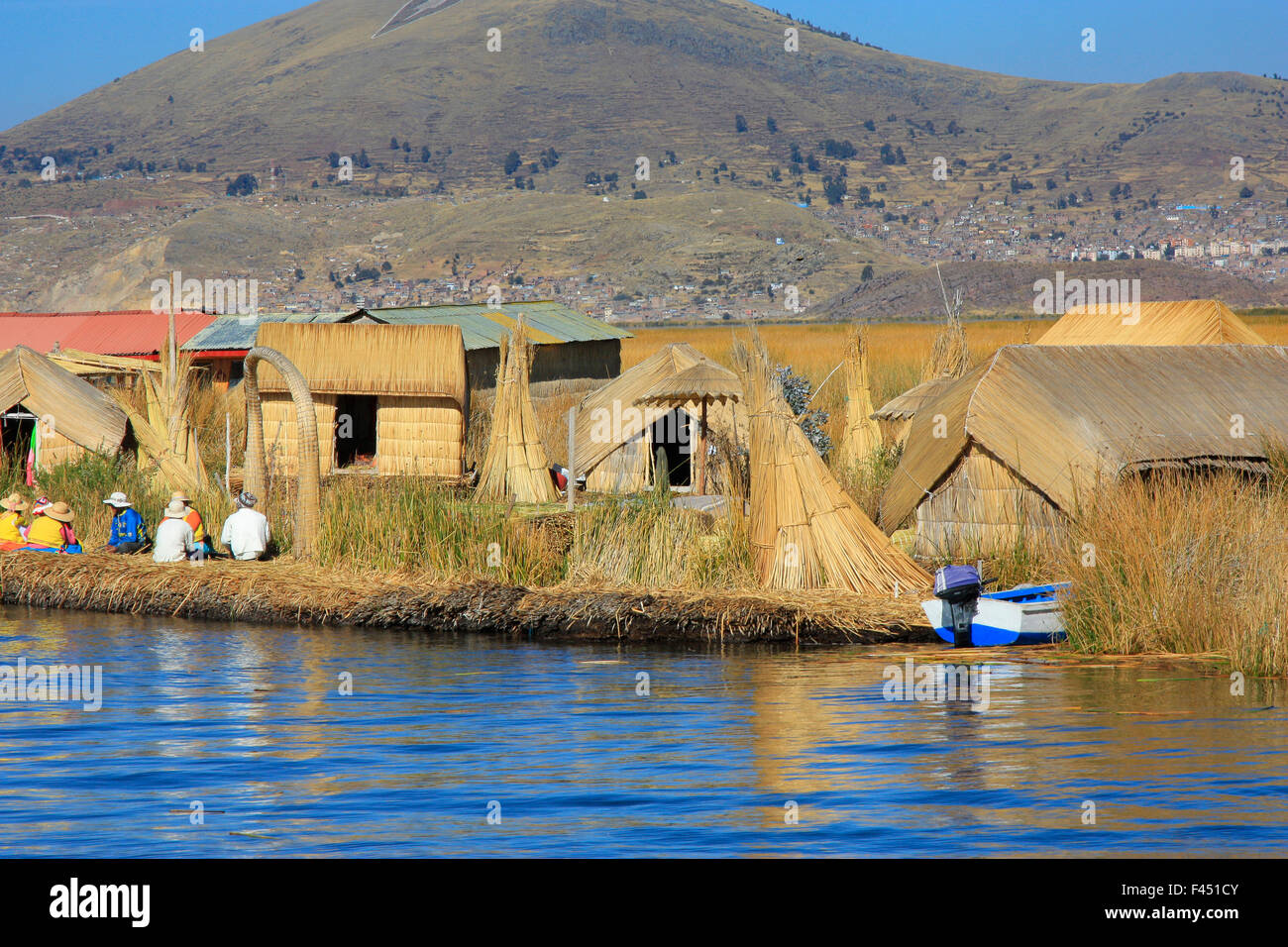 Îles flottantes Uros sur le lac Titicaca au Pérou qui est 3800 mètres au-dessus du niveau de la mer, lac navigable le plus haut du monde Banque D'Images