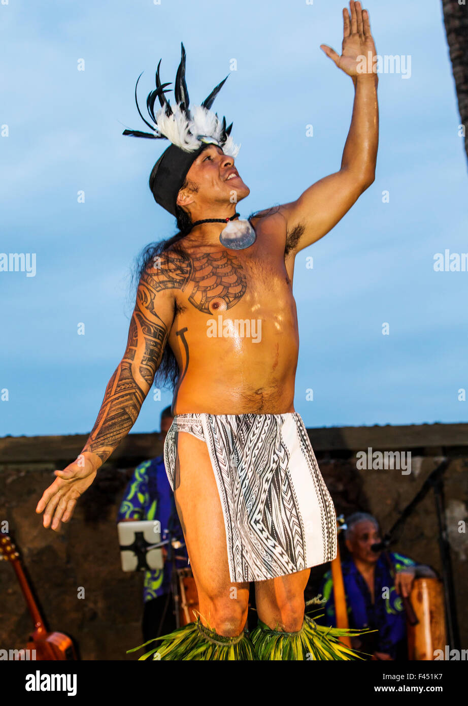 Les hommes autochtones Hawaiian Luau à la danse traditionnelle, Big Island, Hawaii, USA Banque D'Images