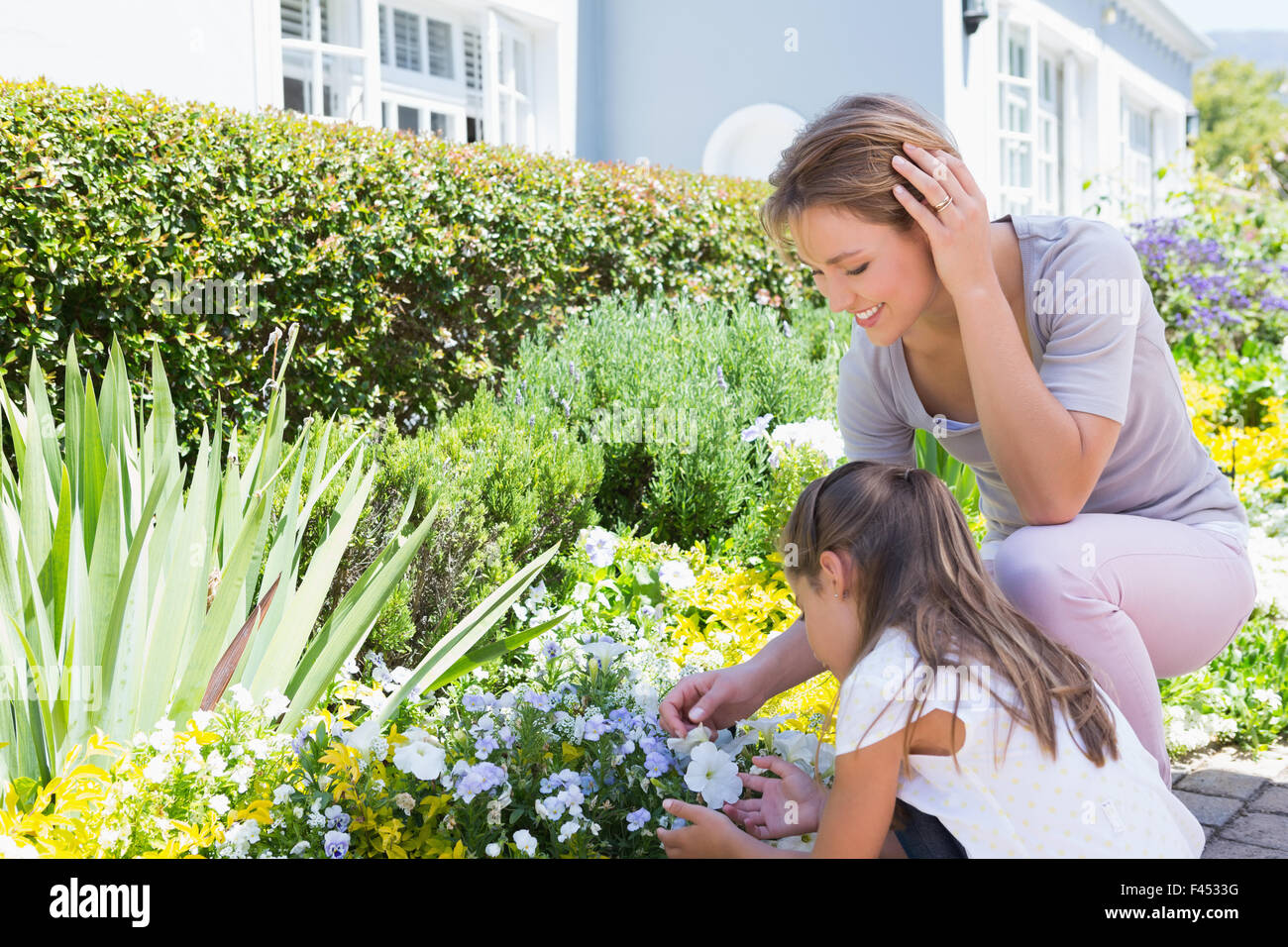 Mère et fille tendant à fleurs Banque D'Images