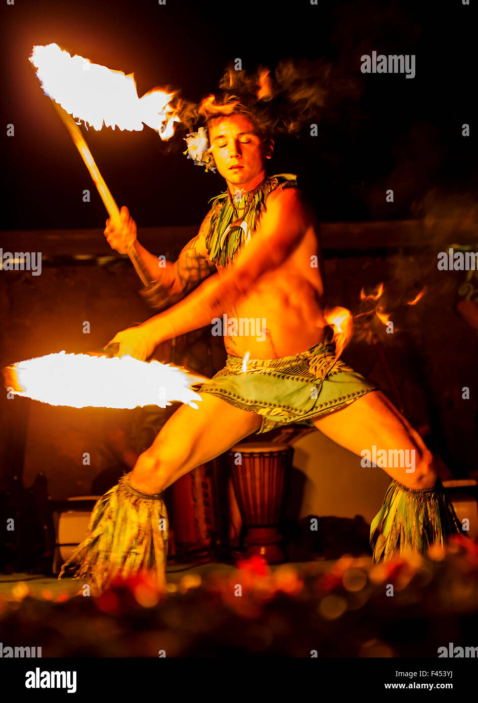 Les hommes autochtones traditionnelle hawaïenne danse du feu à Lua, Big Island, Hawaii, USA Banque D'Images