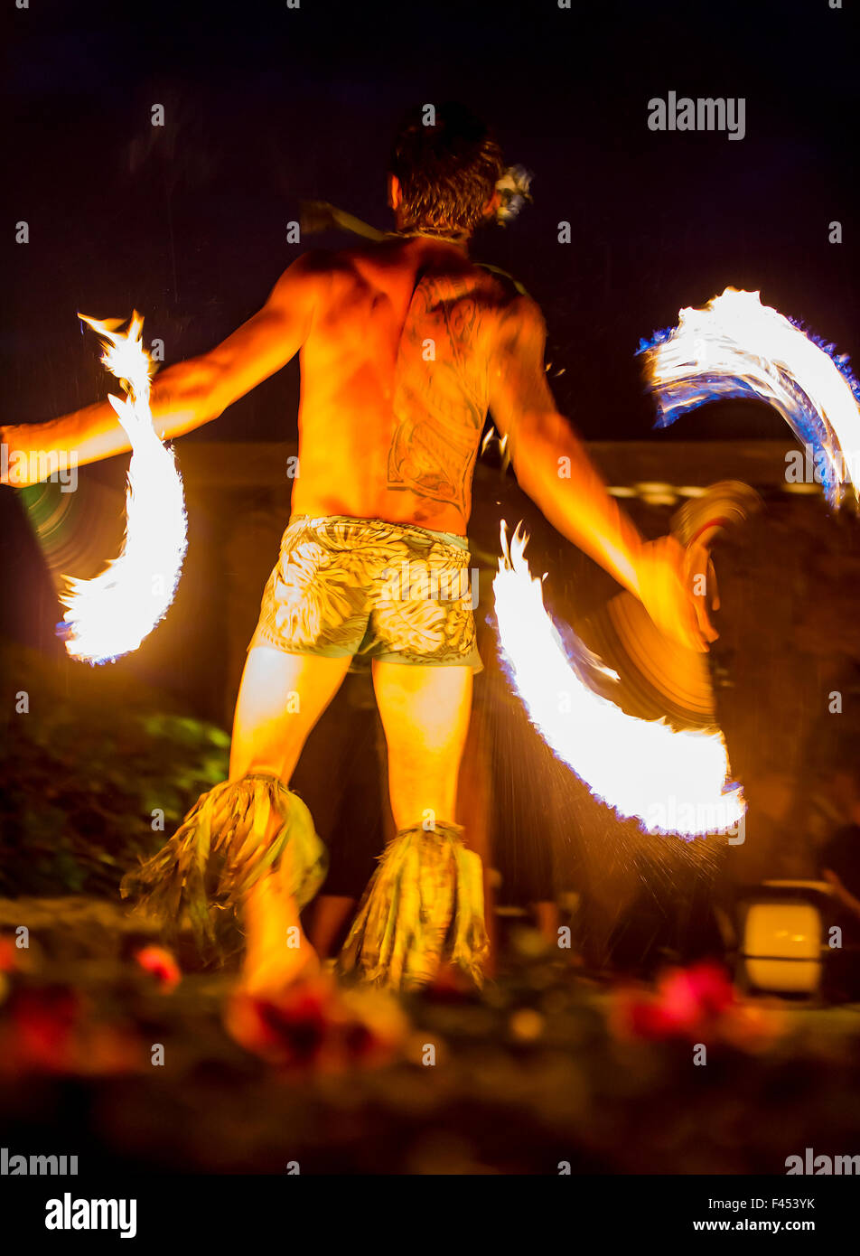 Les hommes autochtones traditionnelle hawaïenne danse du feu à Lua, Big Island, Hawaii, USA Banque D'Images