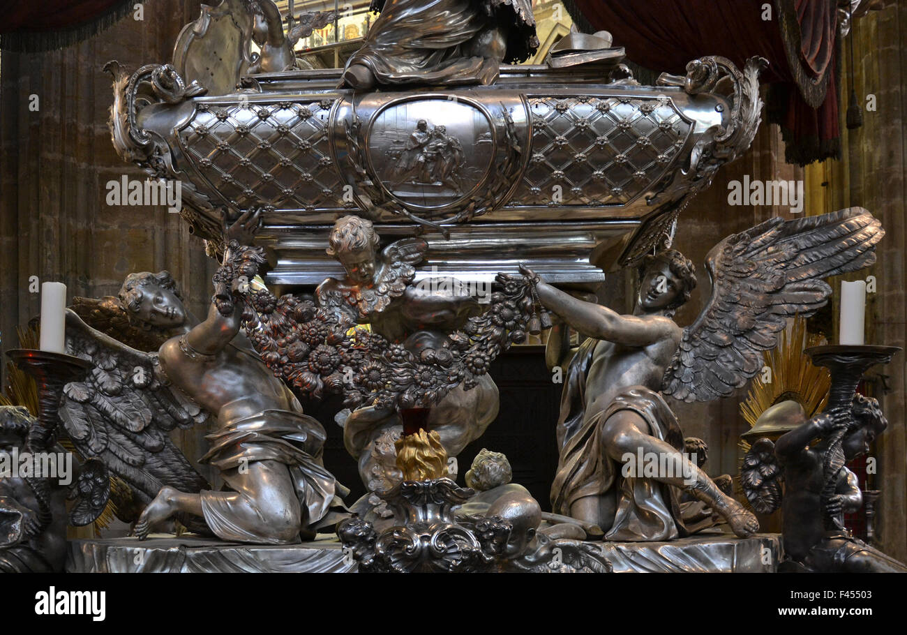 Tombe de Jean Népomucène dans la cathédrale Saint-Guy de Prague. Banque D'Images