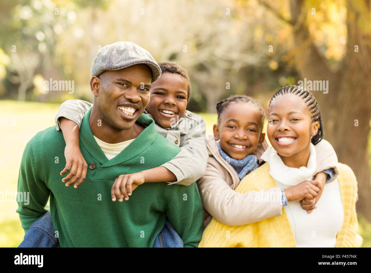 Portrait of a young smiling family en trafic ferroutage Banque D'Images