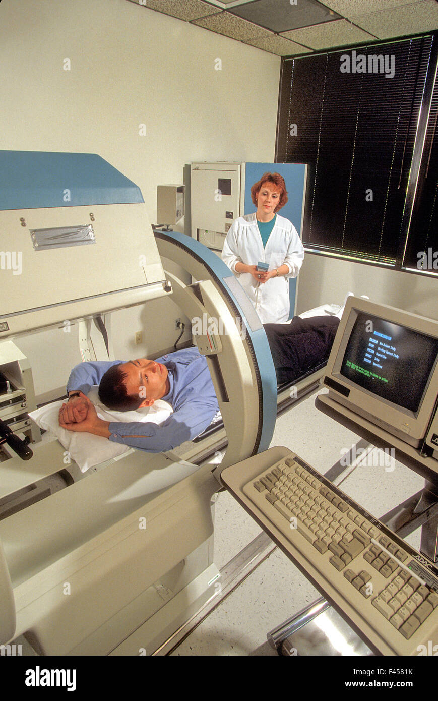 Un technicien en radiologie démontre une 'Ouvrir' machine IRM à Laguna Hills, CA. L'imagerie par résonance magnétique est utilisé en radiologie pour enquêter sur l'anatomie et la physiologie de l'organisme dans les domaines de la santé et de la maladie. L'utilisation d'irm champs magnétiques et wav radio Banque D'Images