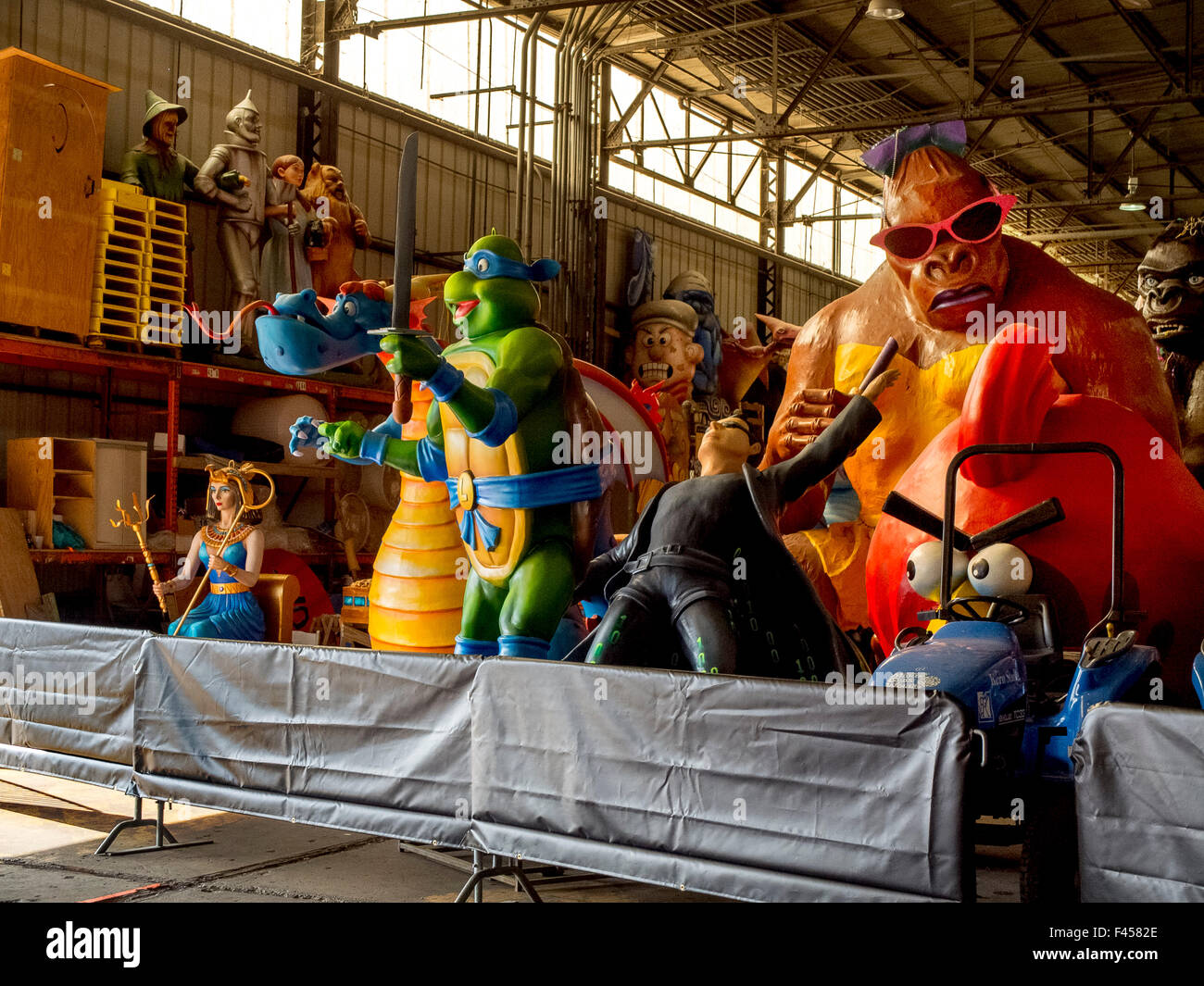 À la Nouvelle-Orléans, LA, sculptures fantaisistes sont stockés dans l'entrepôt de Mardi Gras World où défilé Mardi Gras floats sont construites. Remarque sirène à gauche. Banque D'Images