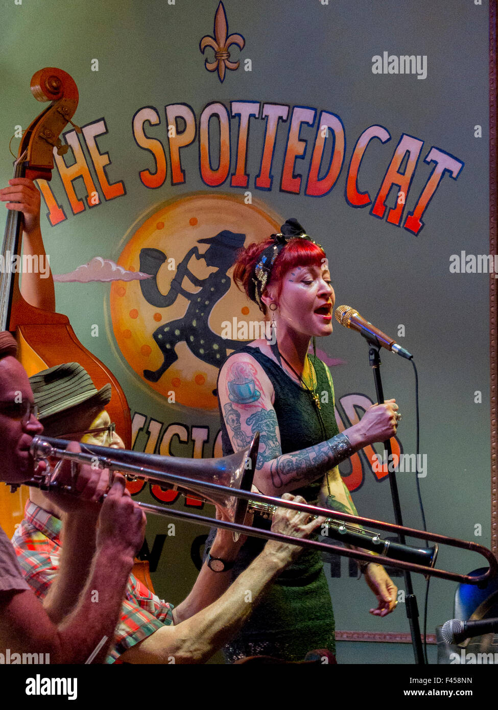 À la Cat, un club de jazz sur Frenchmen Street, à la Nouvelle-Orléans, une  femme tatouée singer réalise avec une bande Photo Stock - Alamy