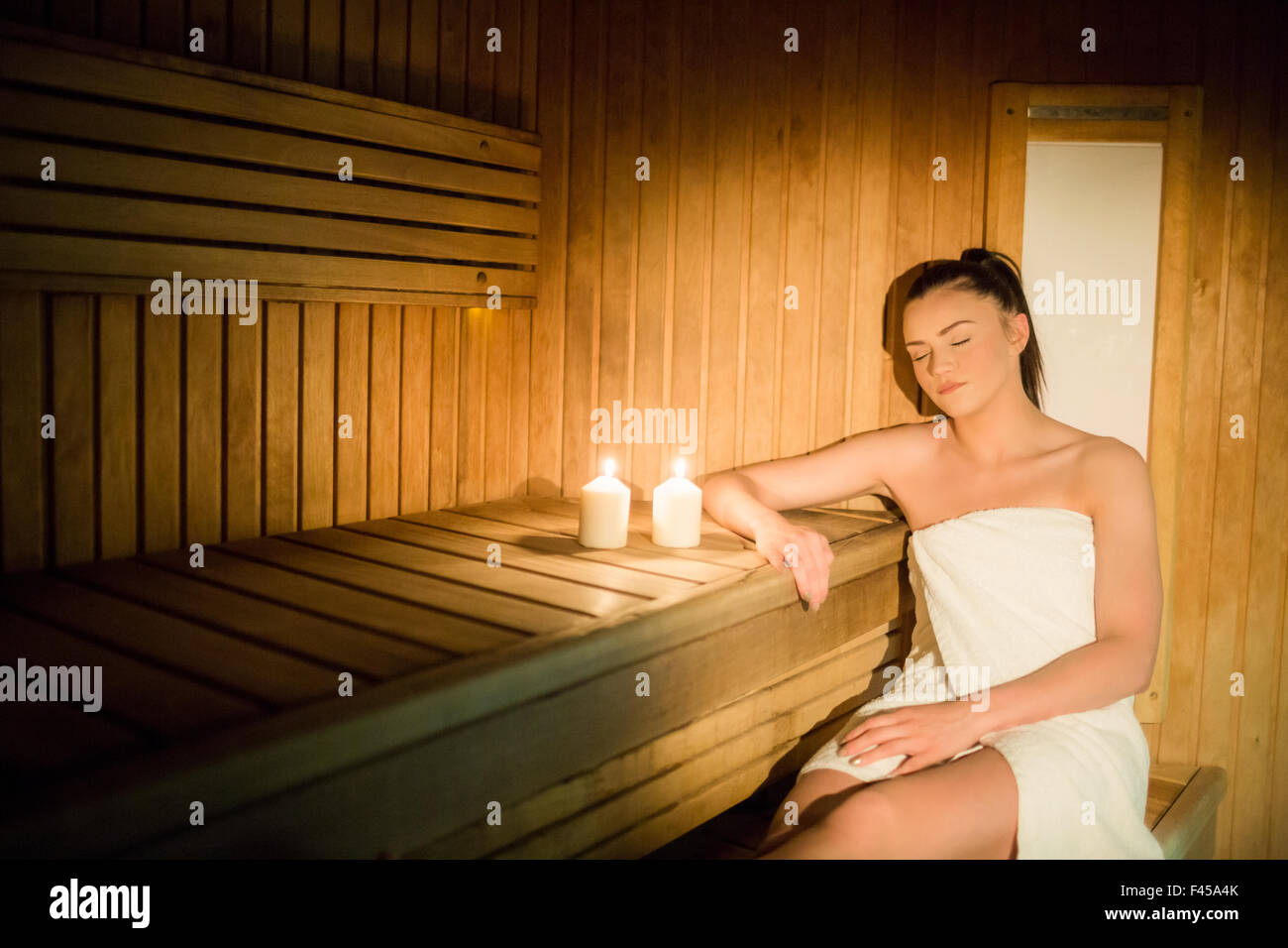 Pretty woman de vous détendre au sauna Banque D'Images