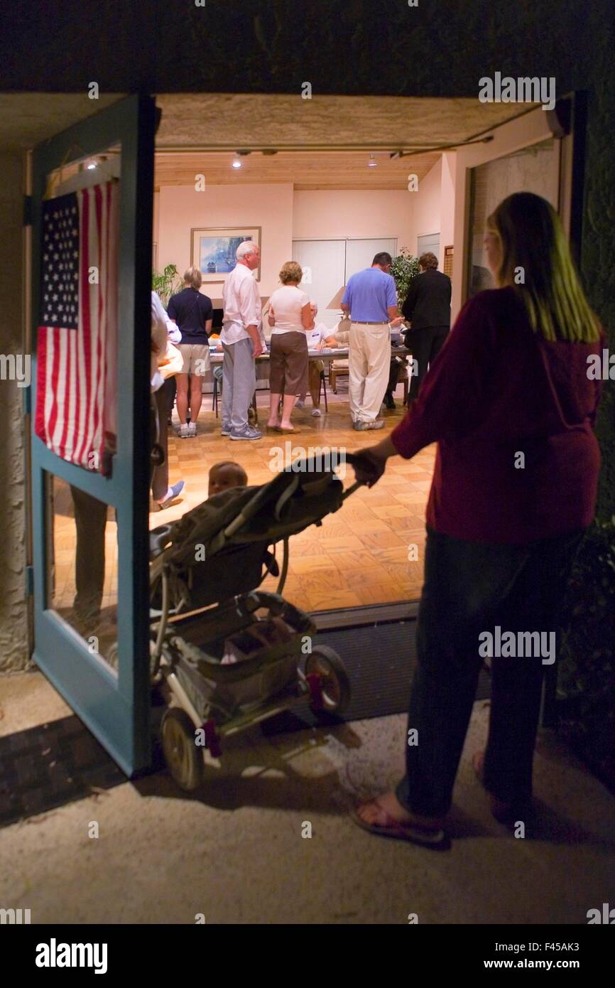 Les résidents d'un Laguna Niguel, CA, la communauté en copropriété la queue aux bureaux de scrutin à leur club house le jour de l'élection le soir. Remarque drapeau américain et poussette de bébé. Banque D'Images