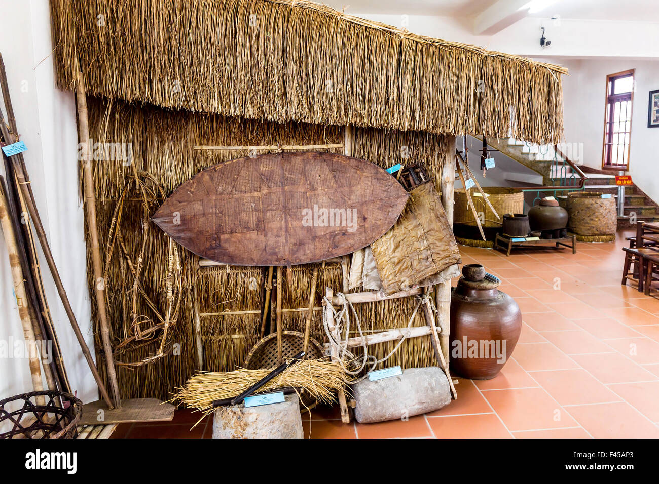 Vieux outils agricoles et de pêche vietnamiens sur l'affichage. Banque D'Images