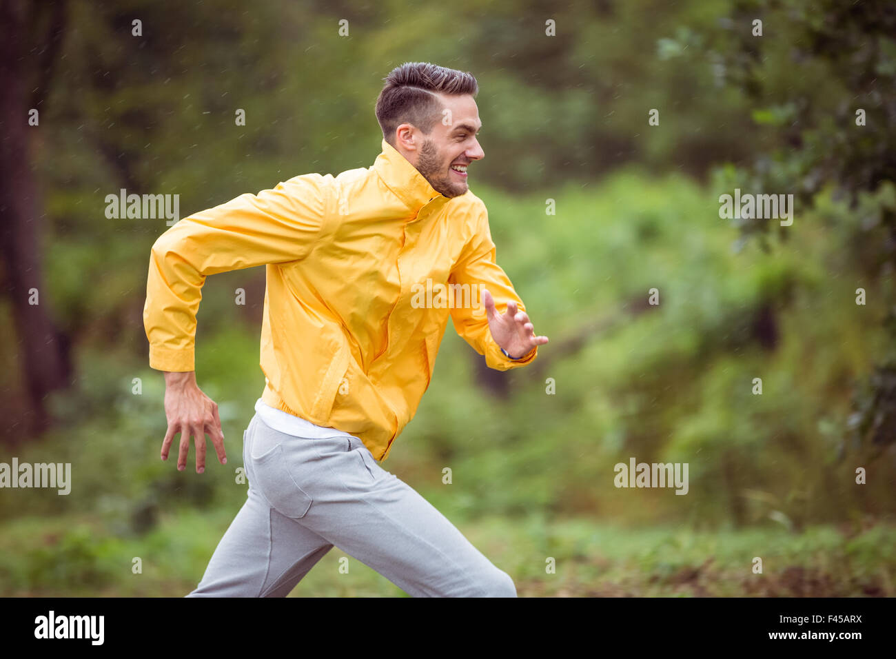 Happy man running on a hike Banque D'Images