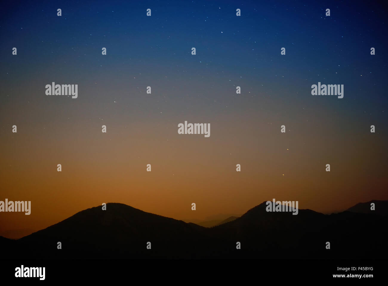 Nuit rouge avec des étoiles Banque D'Images