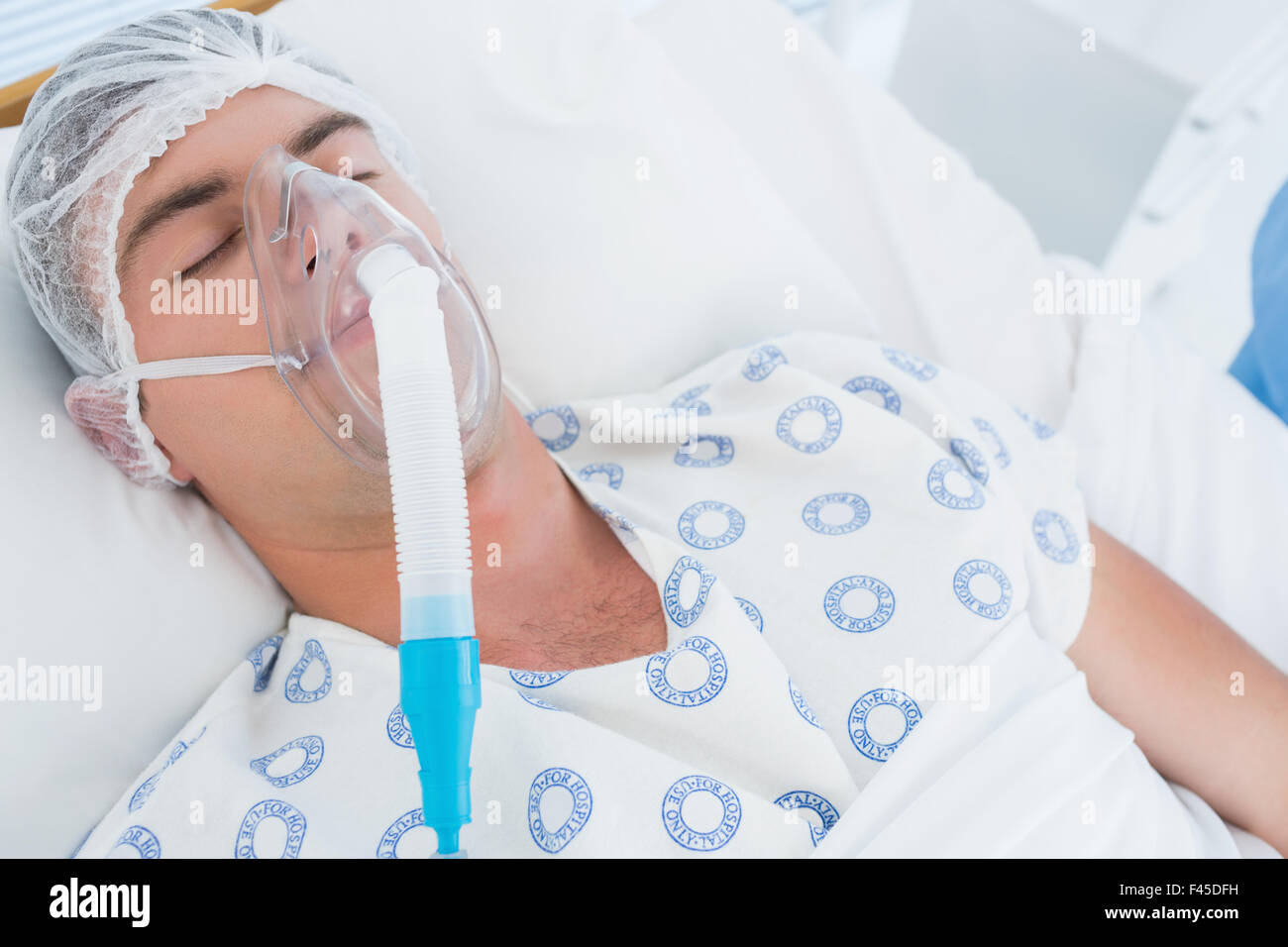 Patient couché avec masque à oxygène Banque D'Images