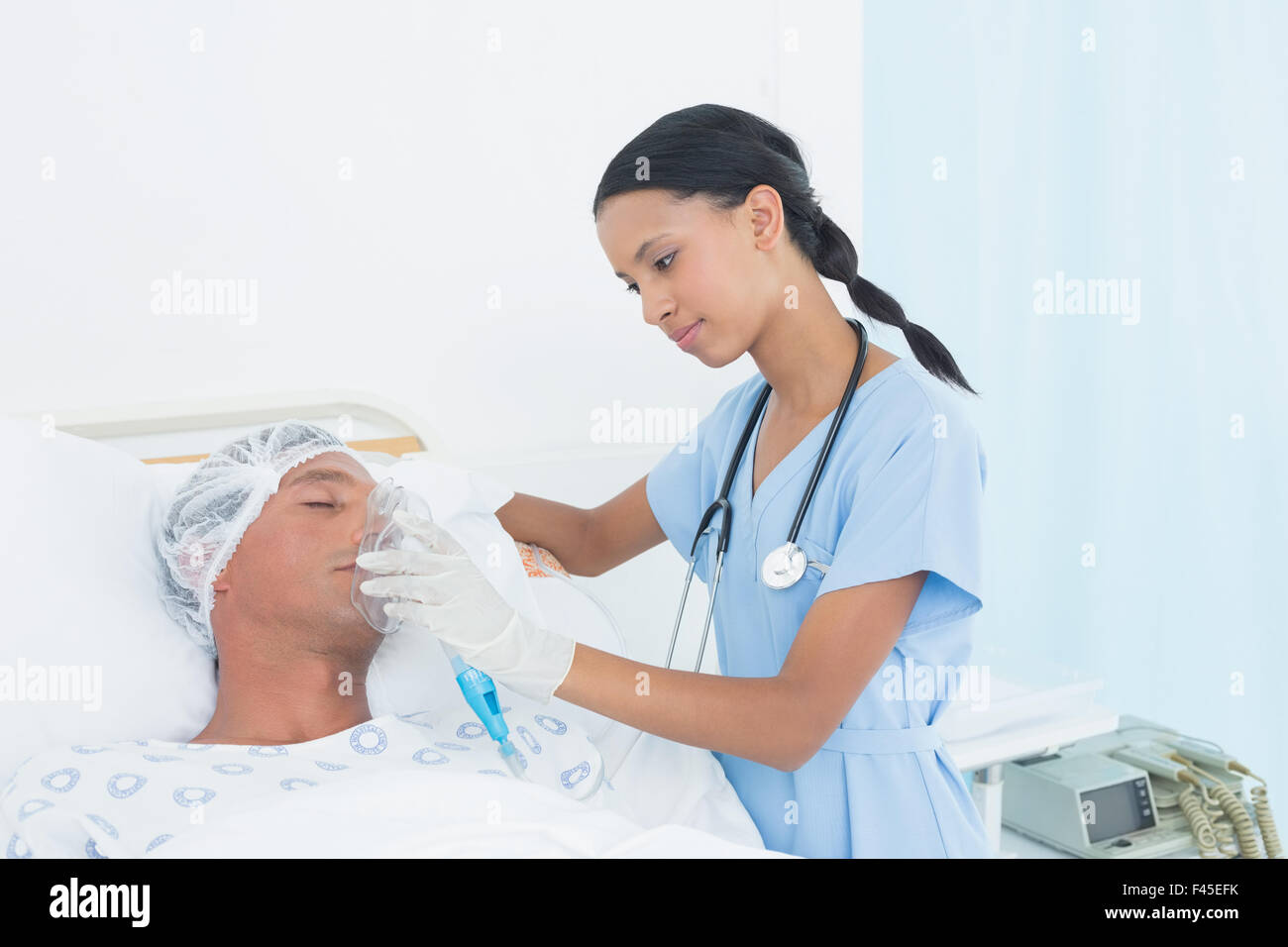 Médecin mettre un masque à oxygène Banque D'Images