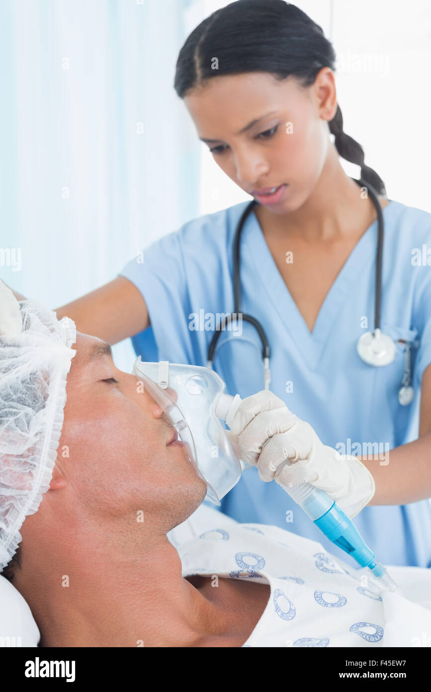 Médecin mettre un masque à oxygène Banque D'Images