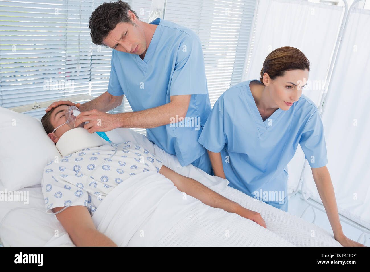 Doctors holding patients masque à oxygène Banque D'Images