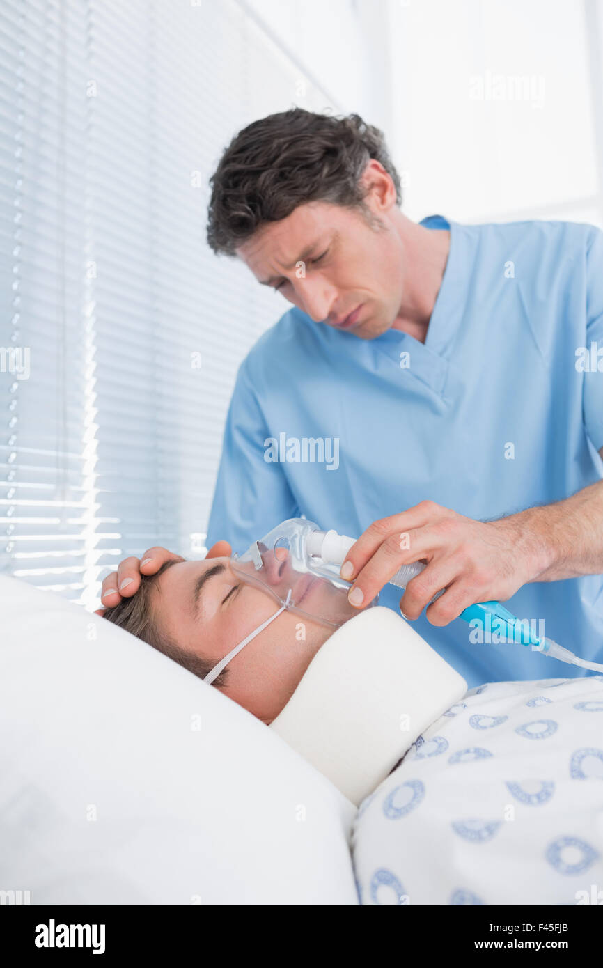Doctors holding patients masque à oxygène Banque D'Images
