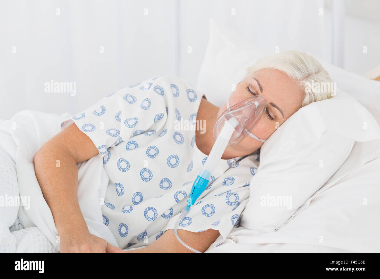 Un patient avec un masque à oxygène Banque D'Images