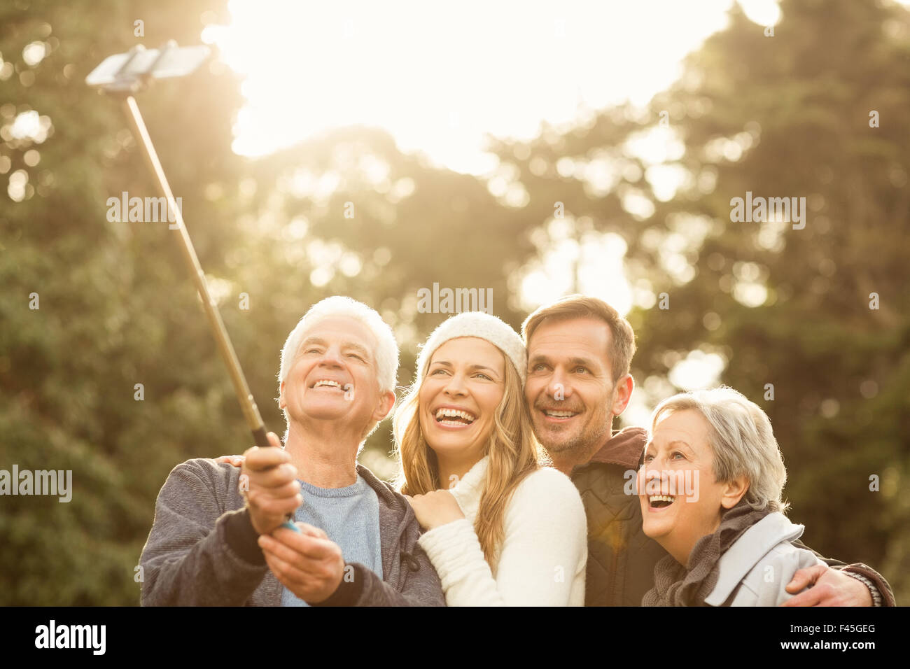 Smiling petite famille en tenant vos autoportraits Banque D'Images