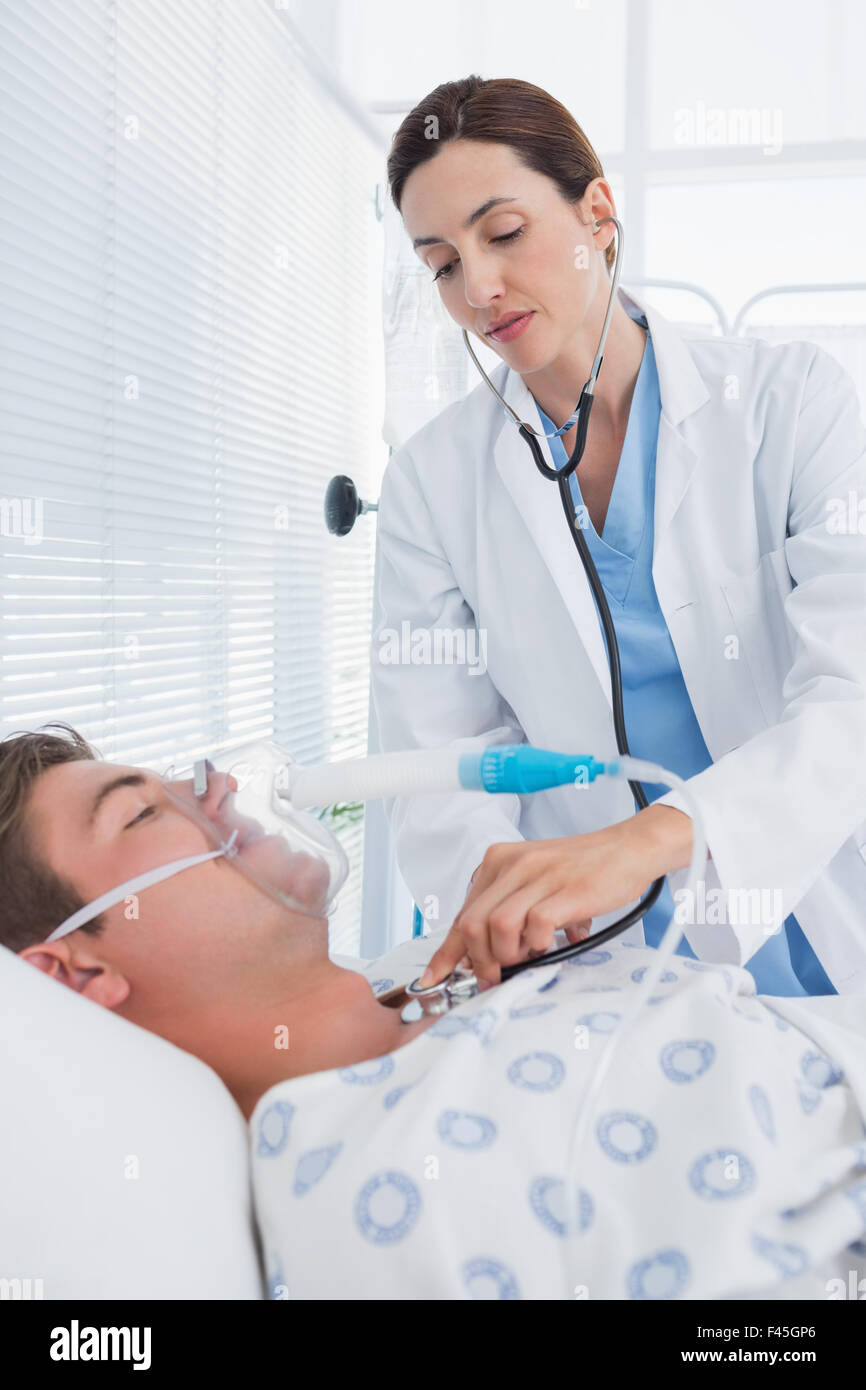 Médecin auscultating ses patients poitrine Banque D'Images