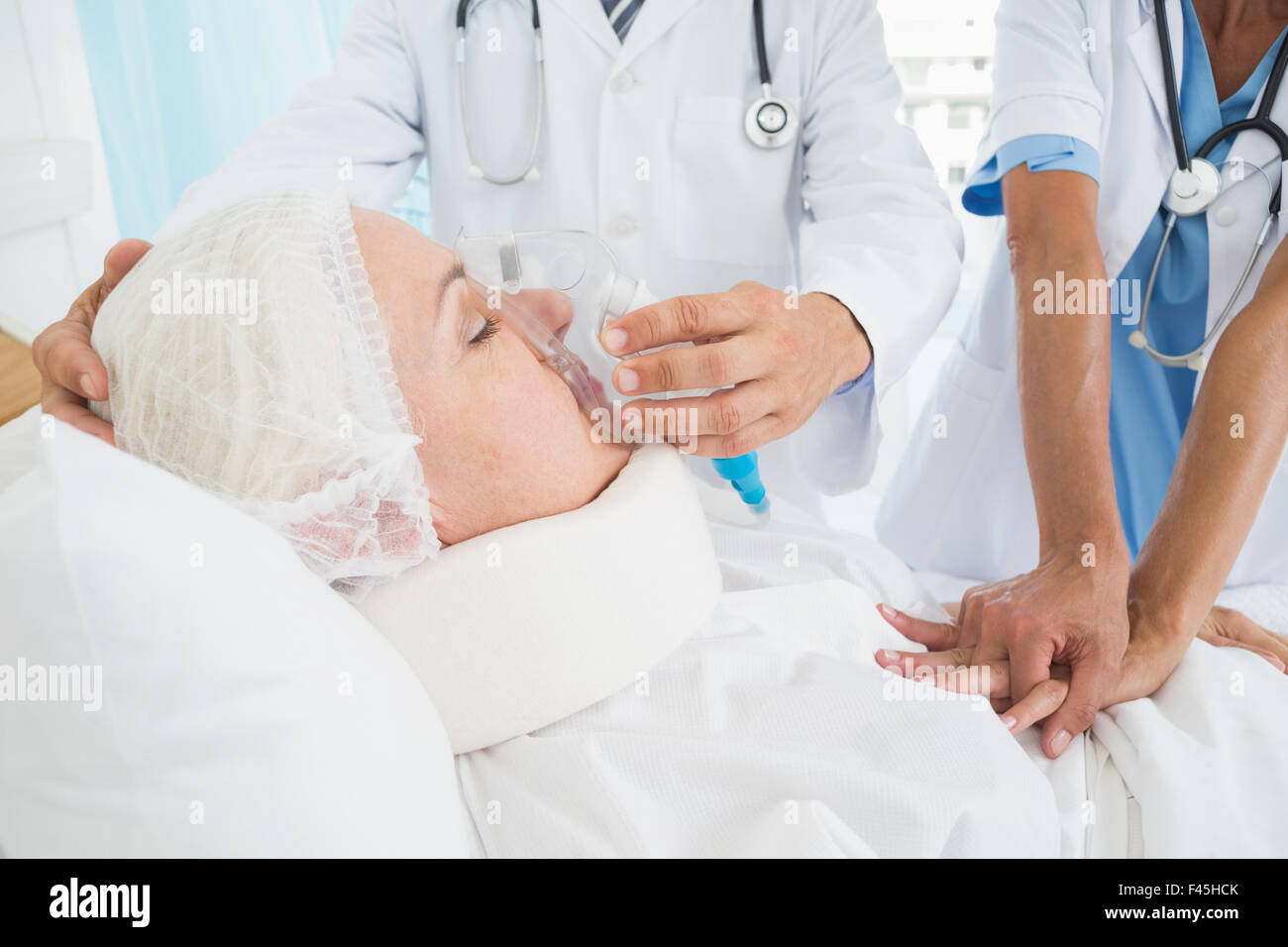 Médecin mettre un masque à oxygène Banque D'Images