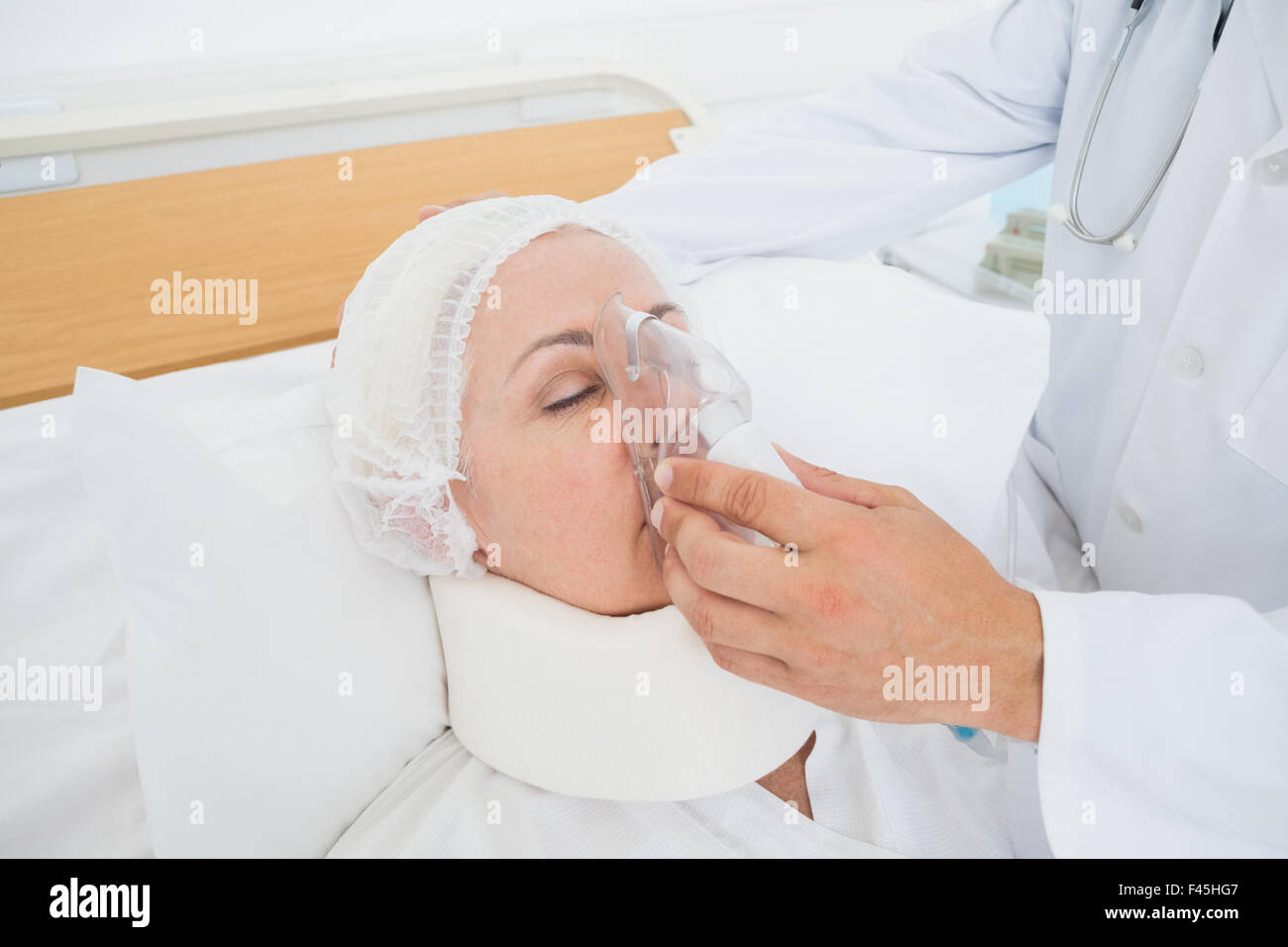 Médecin mettre un masque à oxygène Banque D'Images