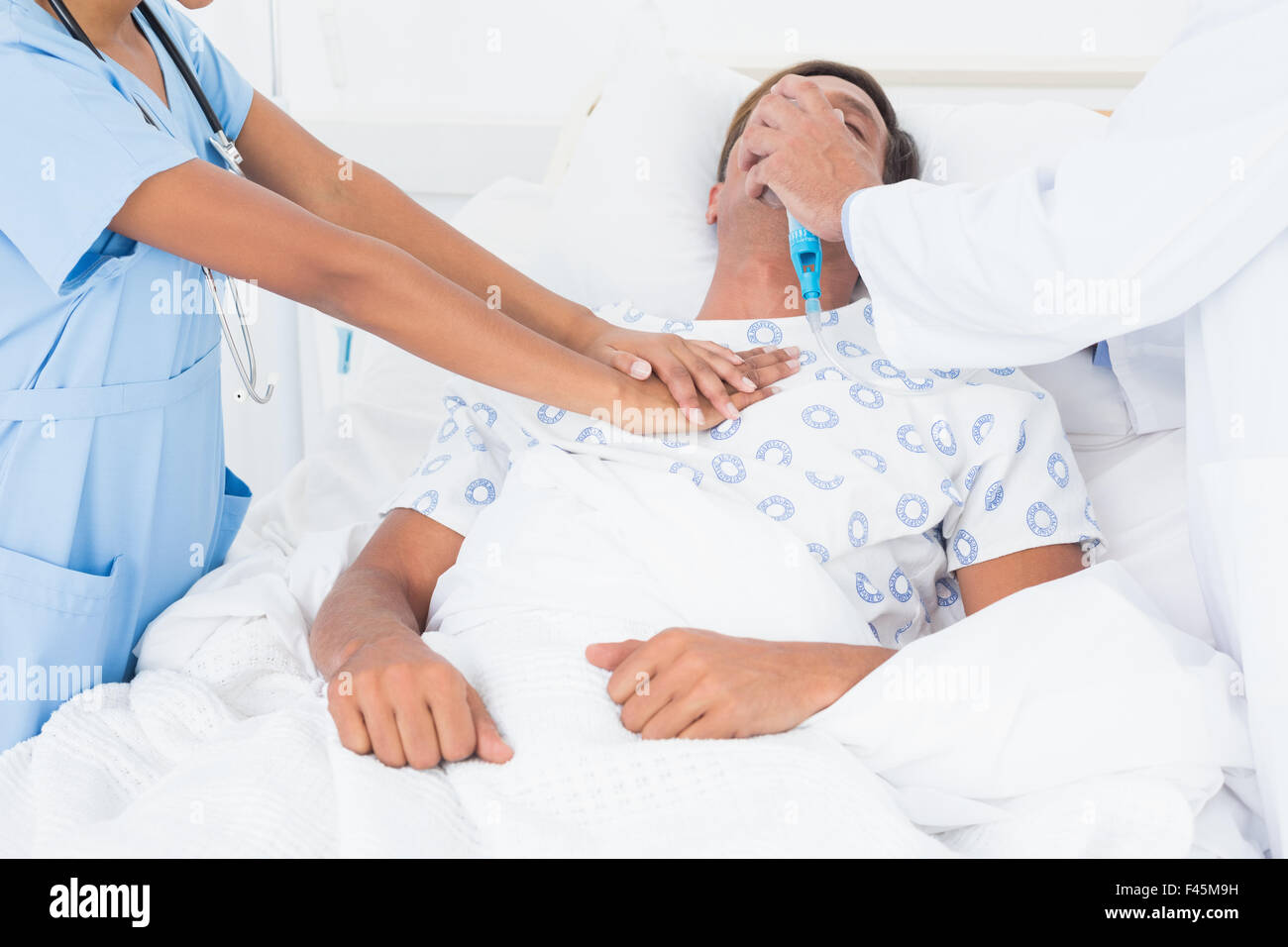 Médecin mettre un masque à oxygène Banque D'Images