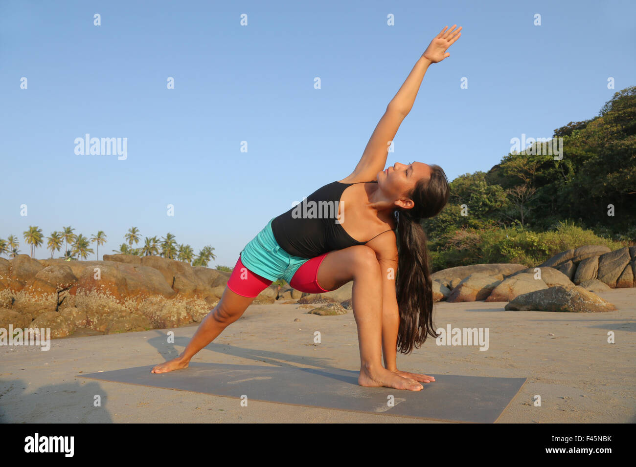 Belle woman doing yoga Banque D'Images