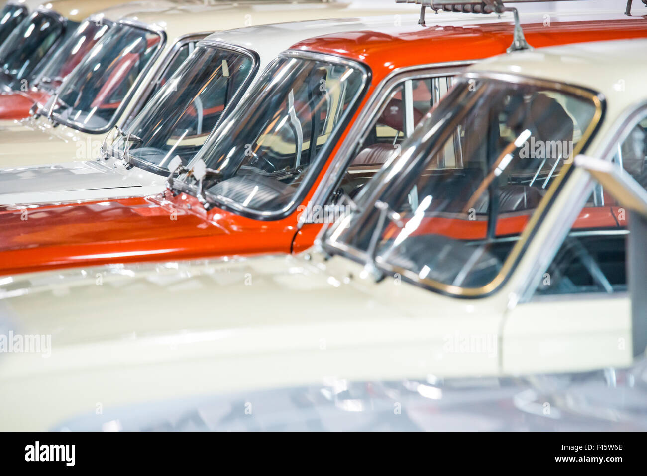 Les voitures rouge et blanc Banque D'Images