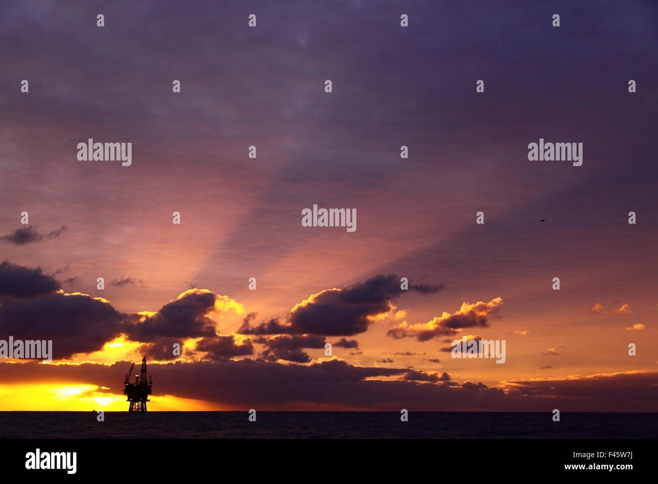 Lever du soleil à la plate-forme d'Eider, 60 milles au nord-est de l'archipel des Shetland, Mer du Nord, novembre 2013. Tous les non-usages de rédaction doivent être effacés individuellement. Banque D'Images