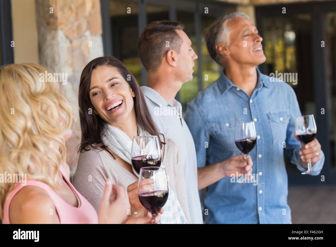 Smiling group parlant et tenant leurs wineglasses Banque D'Images Smiling group parlant et tenant leurs wineglasses Banque D'Images