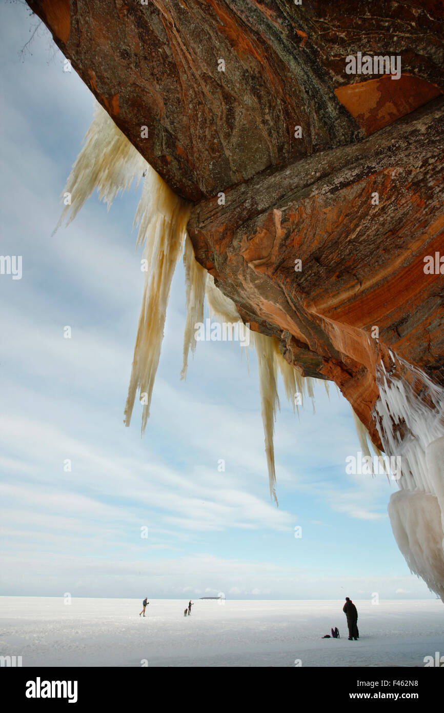 Jagged Glaçons pendant de hautes falaise de grès, Îles Apostle National Lakeshore, lac Supérieur, Squaw Bay (Wisconsin), février 2014. Banque D'Images