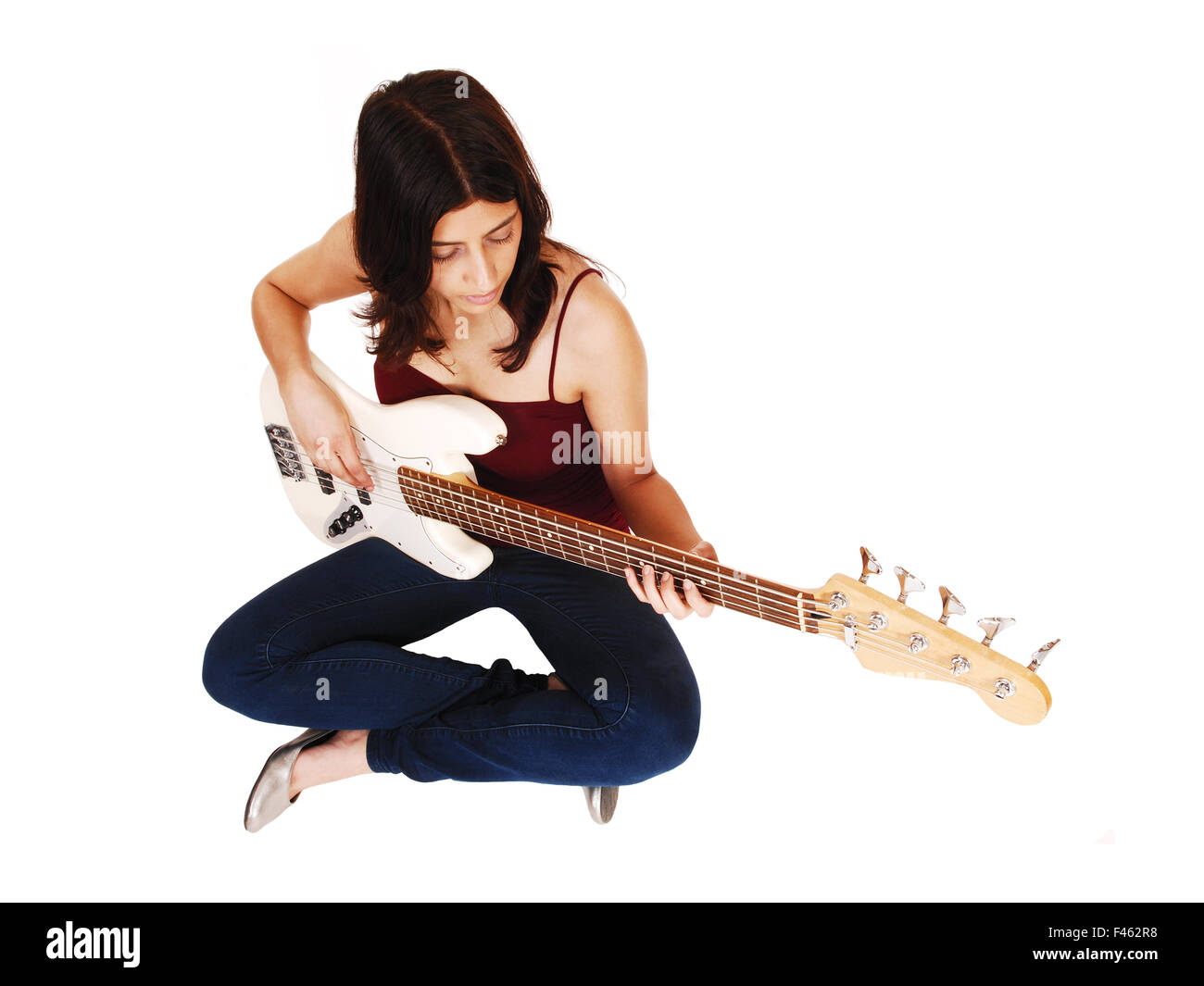 Femme assise à jouer de la guitare. Banque D'Images