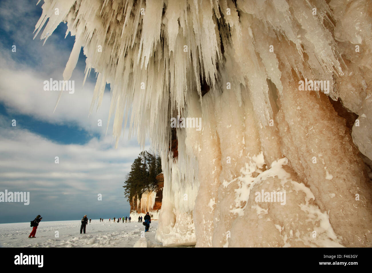 Randonneurs sur lac gelé à la recherche en mer des grottes et des formations de glace, Îles Apostle National Lakeshore, lac Supérieur, Squaw Bay (Wisconsin), février 2014. Banque D'Images