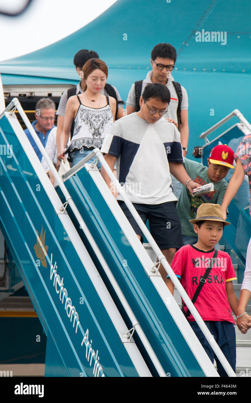 Les passagers sortent débarquer d'un vol domestique de la compagnie aérienne Vietnam à l'aéroport de Hanoi, Nord vietnam, Asie, dans un bus en attente. Banque D'Images