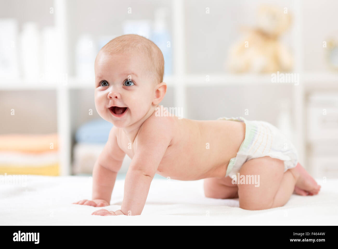 Adorable Bébé Rampant Sur Couverture Blanche Photo Stock - Alamy