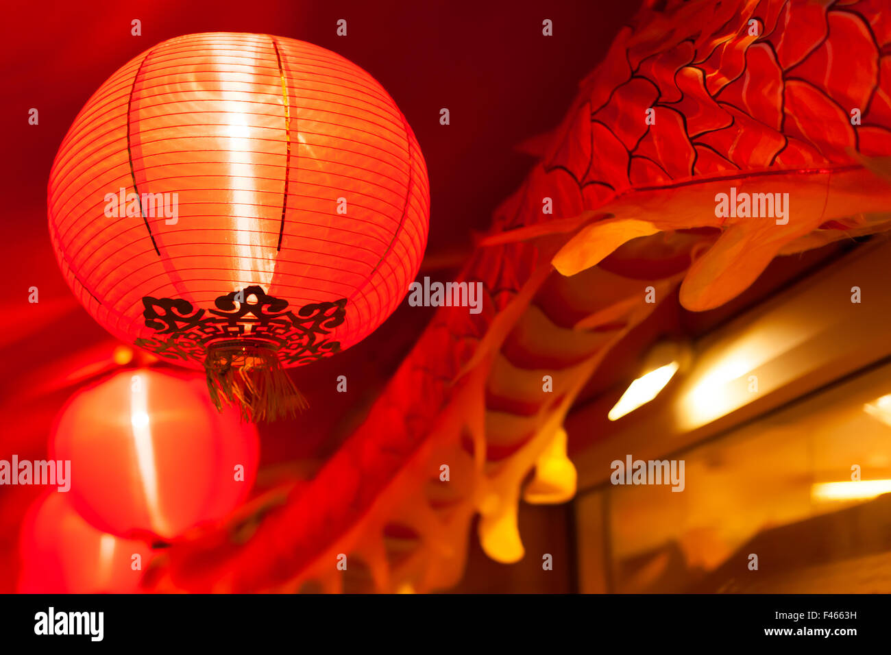 Lanternes chinoises et dragon tails décoration pour le nouvel an chinois Banque D'Images