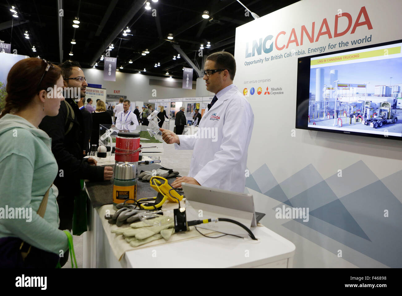 Vancouver, Canada. 14Th Oct, 2015. Vérifier les visiteurs sur un stand pour en apprendre davantage sur la connaissance de l'extraction de gaz naturel sur le plan international de gaz naturel liquéfié (GNL) convention de Vancouver, Canada, Octobre 14, 2015. La troisième édition de la foire commerciale internationale convention de GNL a eu lieu à Vancouver le mercredi. Plus de 300 exposants du secteur de l'énergie ont participé à ces trois jours d'exposition. © Liang Sen/Xinhua/Alamy Live News Banque D'Images