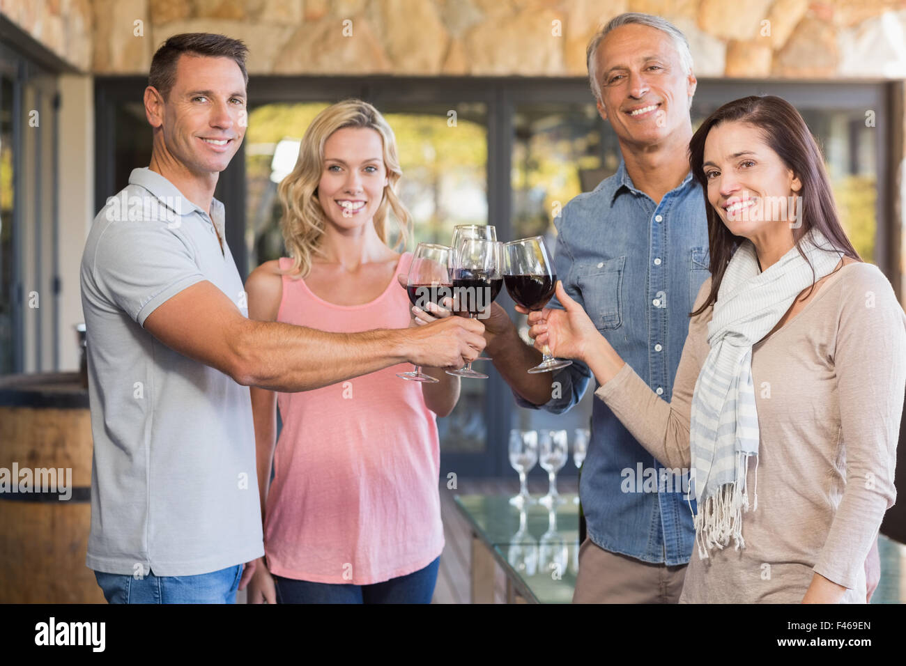 Portrait of smiling group élever leur wineglasses les uns aux autres Banque D'Images Portrait of smiling group élever leur wineglasses les uns aux autres Banque D'Images