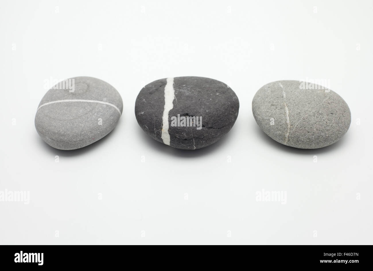 Trois pierres Zen sur fond blanc Banque D'Images