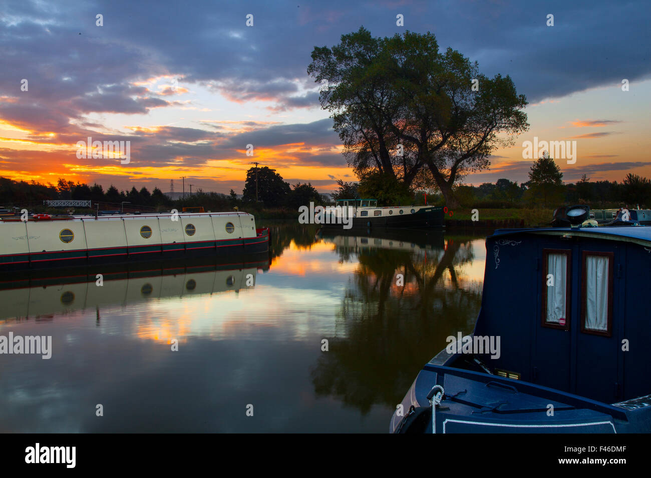 Ciel à l'aube à Rufford Marina, Burscough, Lancashire, Royaume-Uni octobre 2015. Météo Royaume-Uni. Calme avec des réflexions sur la Marina. Fettlers Wharf & Scarisbrick Marina sont situés dans le nord-ouest de l'Angleterre, le long du canal de Leeds Liverpool, près d'Ormskirk.The Marina est situé dans le village historique de Rufford, près de Rufford Old Hall et est une entreprise familiale. Banque D'Images