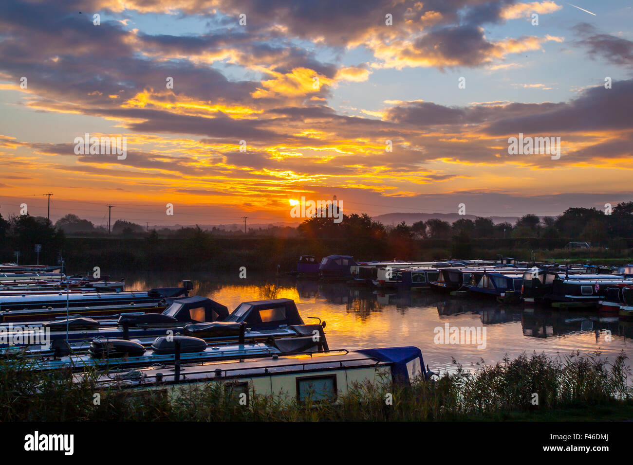 Rufford, Burscough, Lancashire, UK 15 Octobre, 2015. Météo britannique. Calme, les réflexions sur la Marina. Fettlers Wharf & Scarisbrick Marina sont situés dans le nord-ouest de l'Angleterre aux côtés de la Leeds Liverpool Canal, près de Ormskirk.Le port de plaisance est situé dans le village historique de près de Rufford Rufford old hall et à l'est une entreprise familiale. Banque D'Images