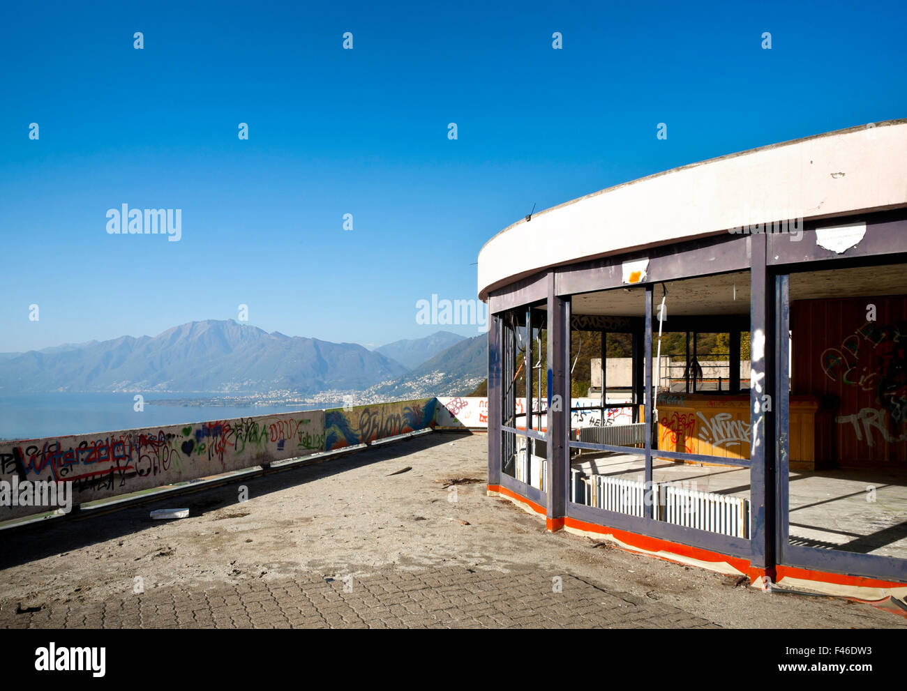 Vieux bâtiment endommagé par des vandales, terrasse avec vue panoramique Banque D'Images