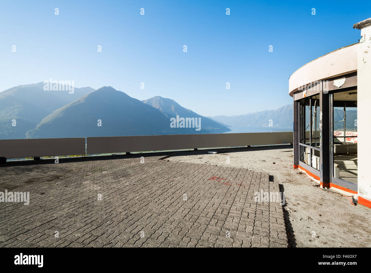 Ancien bâtiment détruit, grande terrasse, piscine Banque D'Images