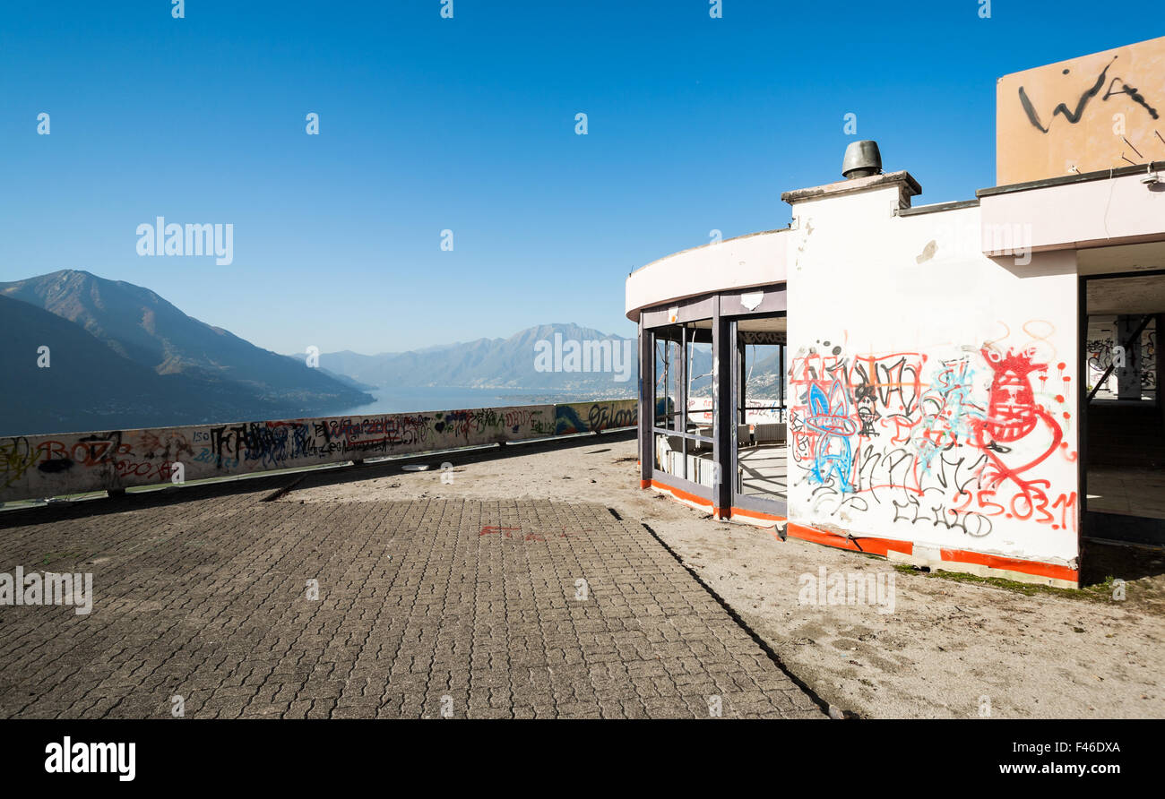 Ancien bâtiment détruit, grande terrasse, piscine Banque D'Images