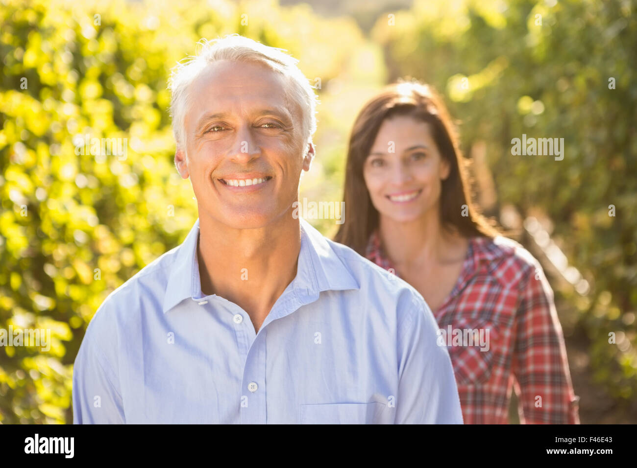 L'homme souriant devant sa femme Banque D'Images L'homme souriant devant sa femme Banque D'Images